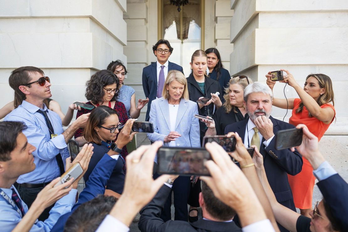 Senator Lisa Murkowski berbicara dengan wartawan di luar Capitol pada Hari Seersucker di Capitol Hill di Washington, DC pada 13 Juni 2024.