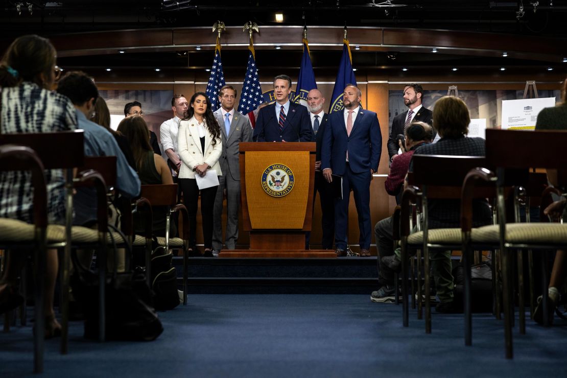 Vertegenwoordiger Ben Cline spreekt tijdens een persconferentie op Capitol Hill op 26 juni 2024 in Washington, DC. 