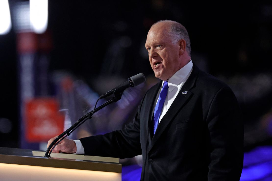 O ex-diretor interino de Imigração e Fiscalização Aduaneira, Thomas Homan, fala durante o terceiro dia da Convenção Nacional Republicana de 2024 no Fórum Fiserv em Milwaukee, Wisconsin, em 17 de julho. 