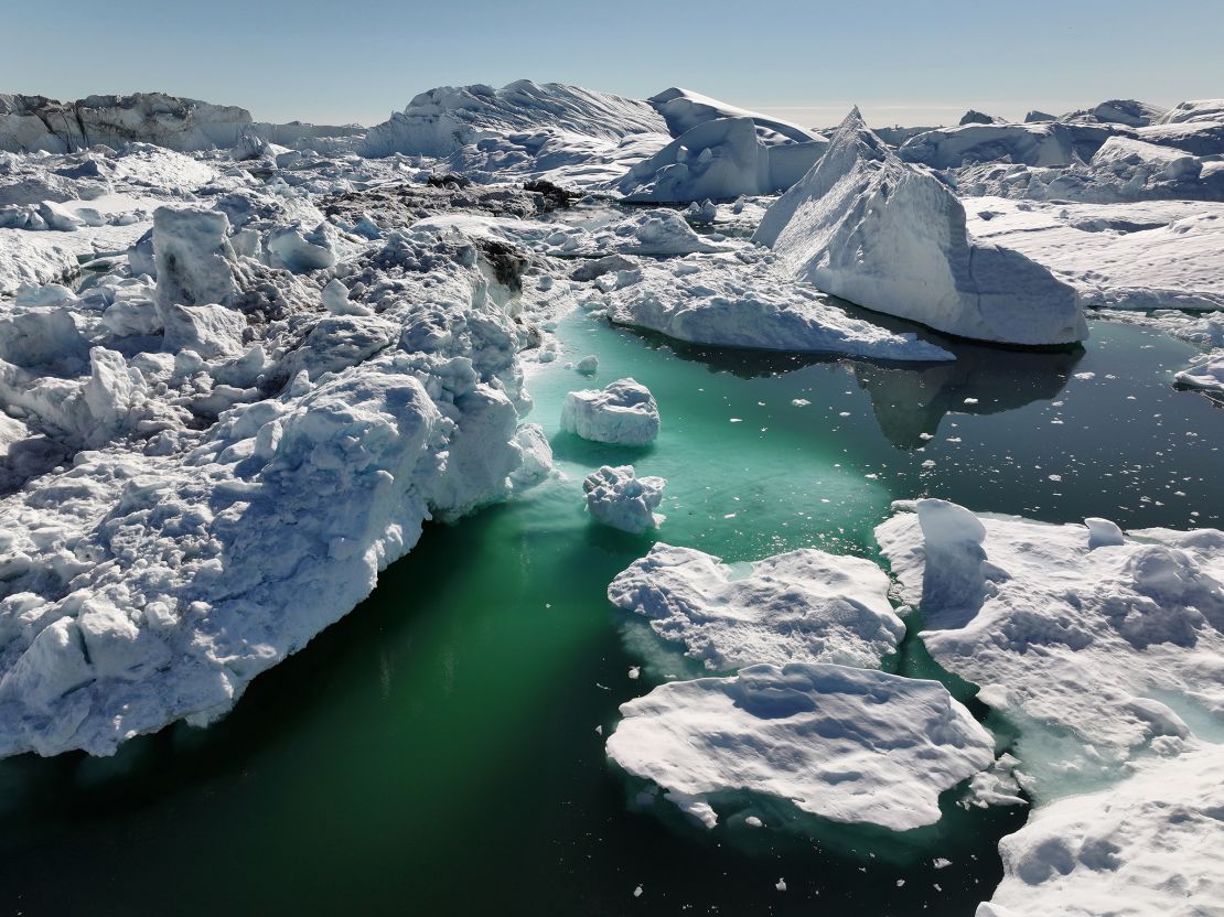 En esta vista aérea, los icebergs derritiéndose se agolpan en el fiordo helado de Ilulissat el 16 de julio de 2024 cerca de Ilulissat, Groenlandia.