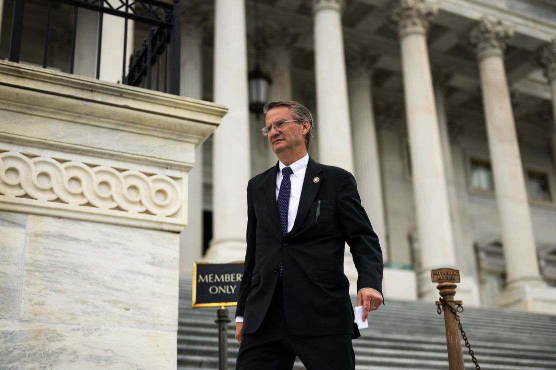 Vertegenwoordiger Tim Burchett loopt de trappen van het Amerikaanse Capitool af na een stemming op 25 juli 2024 in Washington, DC. 