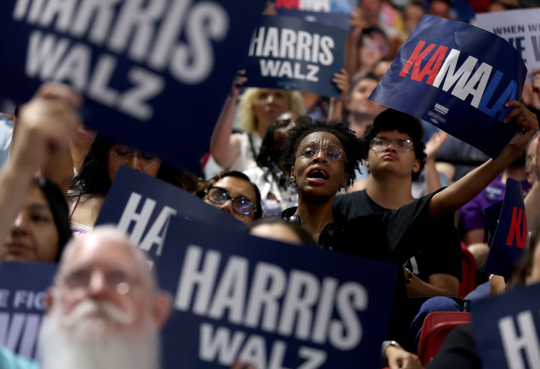 Pendukung Wakil Presiden Kamala Harris dan membawa poster selama rapat umum kampanye di Universitas Las Vegas Thomas & Mack Center pada 10 Agustus, di Las Vegas.