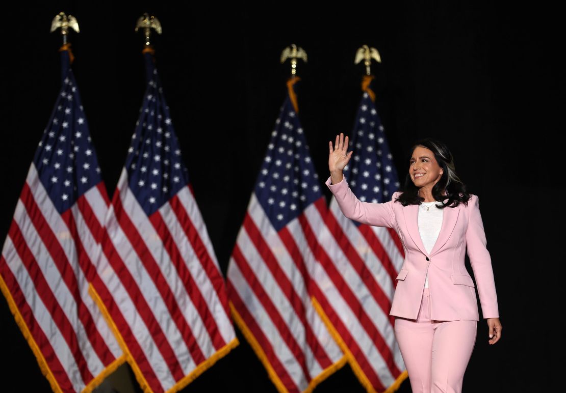 Tulsi Gabbard cumprimenta a multidão antes de falar durante um comício de campanha em Las Vegas, Nevada. 