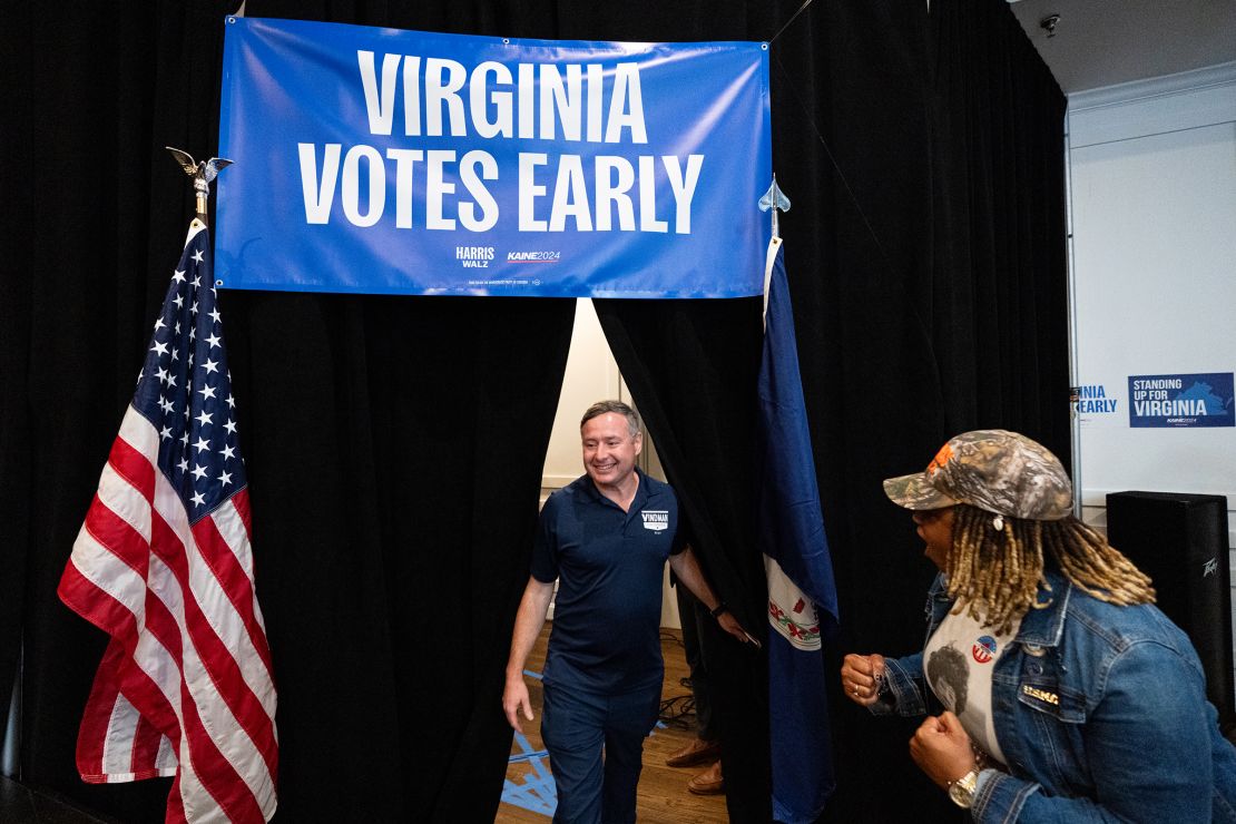 Kandidat Kongres dari Partai Demokrat Eugene Vindman berjalan ke panggung untuk berbicara pada hari pertama pemungutan suara awal Partai Demokrat Virginia di Manassas, Virginia, pada 20 September. 