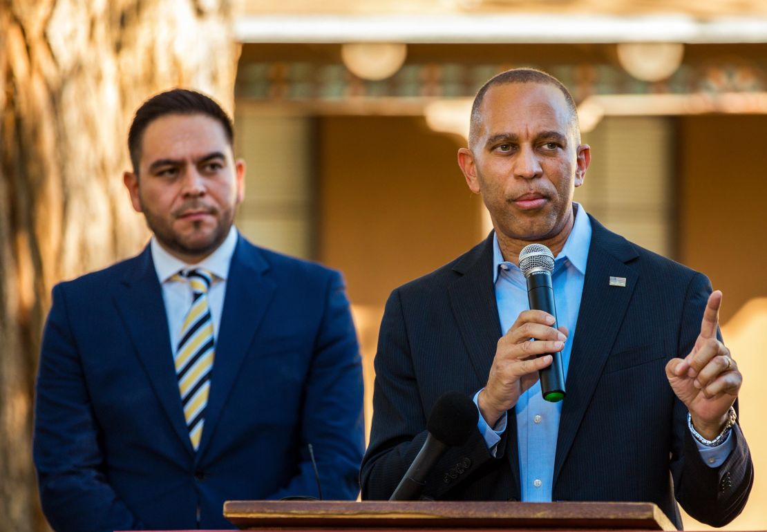 O deputado Gabe Vasquez observa Jeffries falar durante uma entrevista coletiva em Albuquerque, Novo México, em 3 de outubro de 2024.