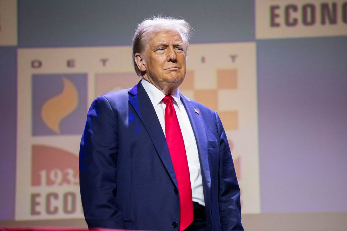 Mantan Presiden Donald Trump, berbicara di Detroit Economic Club pada 10 Oktober 2024 di Detroit.