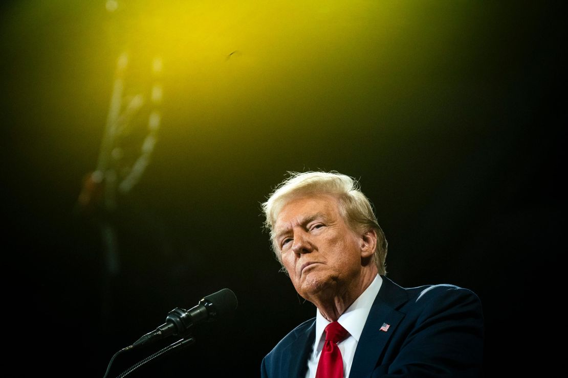 O ex-presidente Donald Trump fala durante um comício de campanha realizado na Arena Santander, em Reading, Pensilvânia, na quarta-feira, 9 de outubro de 2024.