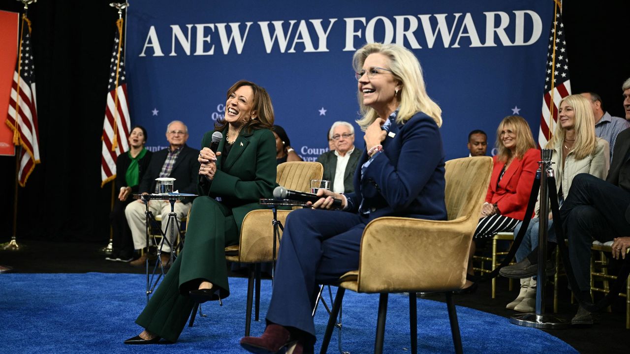 La vicepresidenta Kamala Harris, a la izquierda, mantiene una conversación moderada con la exrepresentante Liz Cheney en el teatro de artes escénicas People's Light, en Malvern, Pensilvania, el 21 de octubre. (Brendan Smialowski/AFP/Getty Images)