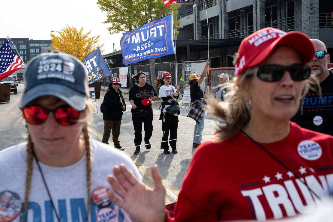 Aanhangers wachten op de toespraak van voormalig president Donald Trump tijdens een campagnebijeenkomst in het Resch Center in Green Bay, Wisconsin, op 30 oktober.