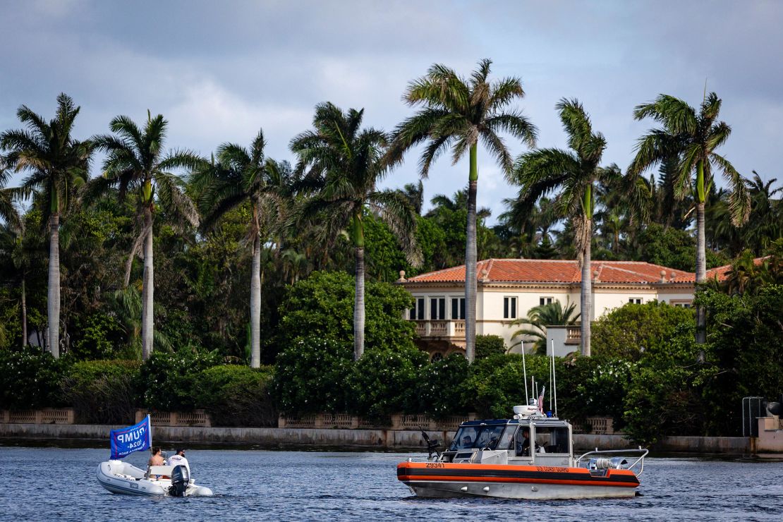 Um barco segurando uma bandeira de campanha é visto perto de Mar-a-Lago, a residência do presidente eleito dos EUA, Donald Trump, em 8 de novembro, em Palm Beach, Flórida.