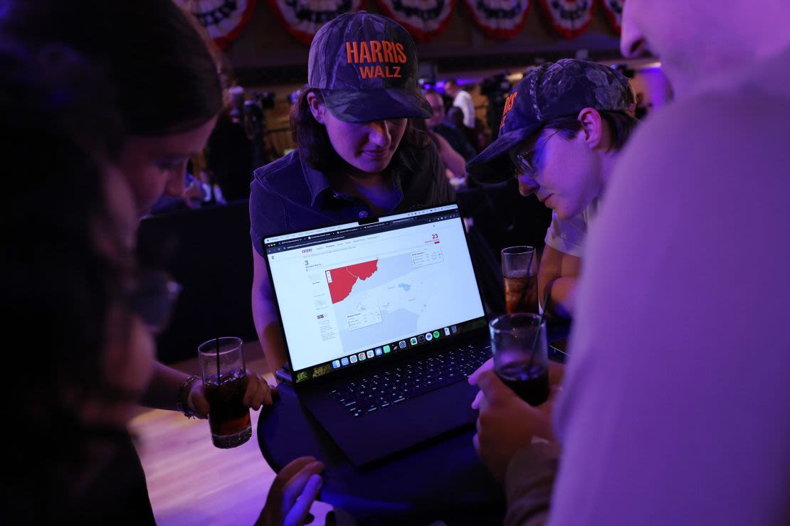 Varias personas siguen los resultados electorales en una computadora mientras asisten a una fiesta de observación de la noche electoral en el Centro Cultural de Scranton, el 5 de noviembre de 2024, en Scranton, Pensilvania.