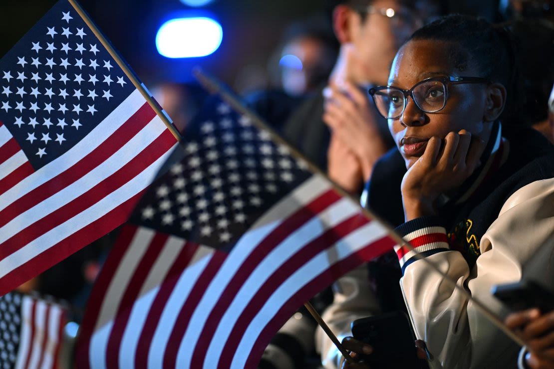 Simpatizantes observan los resultados durante una fiesta de observación de la noche electoral para Harris, en la Universidad Howard, el 5 de noviembre de 2024, en Washington.