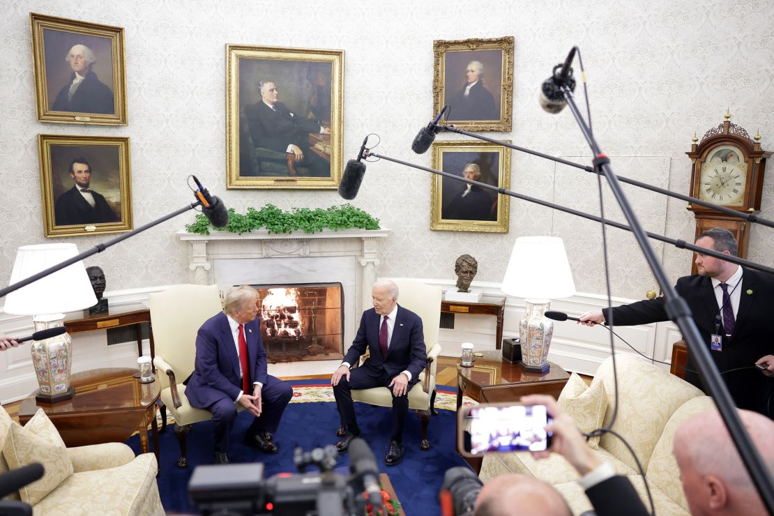 Nesta foto de 13 de novembro de 2024, o presidente Joe Biden se reúne com o presidente eleito Donald Trump no Salão Oval na Casa Branca em 13 de novembro de 2024 em Washington, DC.