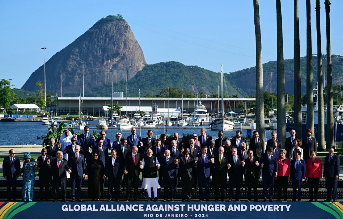 Os líderes do G20 posam para uma foto de grupo no Rio de Janeiro em 18 de novembro de 2024. Biden e alguns outros líderes perderam a foto, chegando ao local enquanto os outros estavam se dispersando.