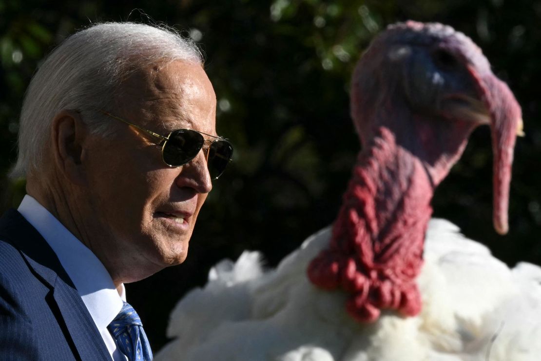 O presidente Joe Biden perdoa o Peach and Blossom National Thanksgiving Turkeys durante um evento no gramado sul da Casa Branca em Washington, DC, em 25 de novembro.