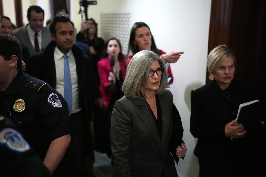 O senador Joni Ernst caminha com Vivek Ramaswamy no Capitólio em 5 de dezembro em Washington, DC. 