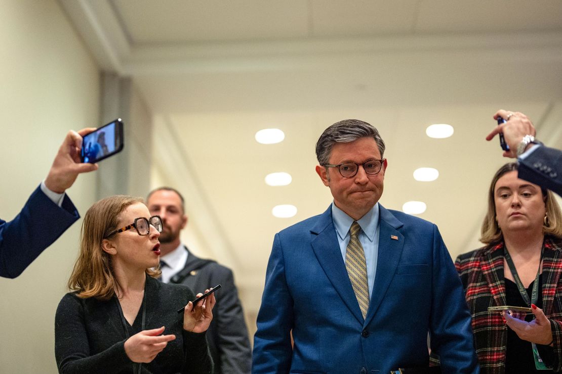 O presidente da Câmara, Mike Johnson, fala com repórteres ao sair de uma entrevista coletiva após uma reunião do Caucus da Conferência Republicana da Câmara no Capitólio em 10 de dezembro, em Washington, DC. 