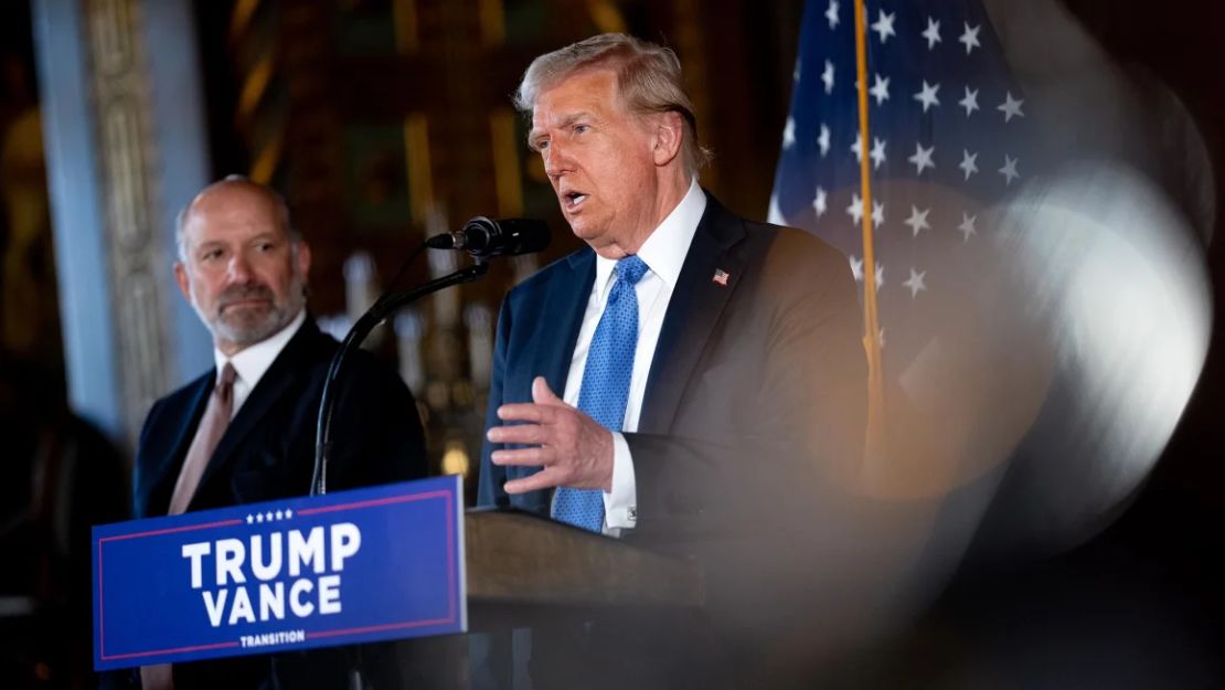 El presidente electo Donald Trump habla en una conferencia de prensa en el resort Mar-a-Lago de Trump el 16 de diciembre en Palm Beach, Florida.