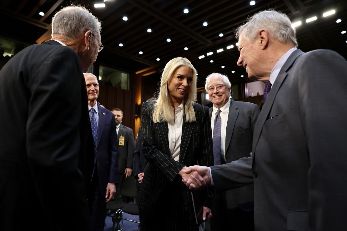 A ex-procuradora-geral da Flórida, Pam Bondi, chega para testemunhar perante o Comitê Judiciário do Senado durante sua audiência de confirmação para procurador-geral dos EUA no Hart Senate Office Building, no Capitólio, em 15 de janeiro de 2025, em Washington, DC. 