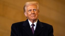 O presidente Donald Trump espera para falar no Emancipation Hall durante as cerimônias de posse no Capitólio dos EUA em Washington, DC, em 20 de janeiro.