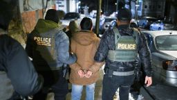 Las fuerzas del orden detienen a un hombre en el Bronx durante operativos del ICE para aprehender a inmigrantes indocumentados en Nueva York en enero.