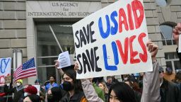 Manifestantes frente a la sede de la Agencia de los Estados Unidos para el Desarrollo Internacional (USAID), antes de que los demócratas del Congreso celebraran una conferencia de prensa en Washington, DC, el 3 de febrero de 2025.