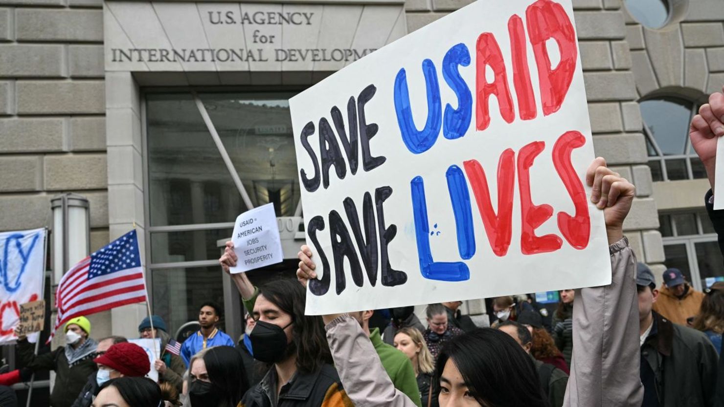 Manifestantes frente a la sede de la Agencia de Estados Unidos para el Desarrollo Internacional (USAID), antes de que los demócratas del Congreso celebraran una conferencia de prensa en Washington, el 3 de febrero de 2025.
