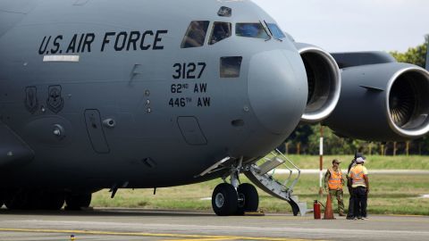Un vuelo de la Fuerza Aérea de EE.UU. con migrantes deportados por el Gobierno de EE.UU. llega al Aeropuerto Internacional Ramón Villeda Morales el 31 de enero en San Pedro Sula, Honduras.