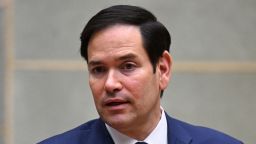 El secretario de Estado Marco Rubio, quien anunció el lunes que es administrador interino de USAID, habla con los medios durante una conferencia de prensa en Ciudad de Guatemala el 5 de febrero.