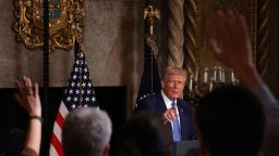 El presidente de EE.UU., Donald Trump, pronuncia unas palabras antes de firmar un decreto sobre la ampliación del  a la fecundación in vitro en su complejo turístico Mar-a-Lago el 18 de febrero de 2025 en Palm Beach, Florida.