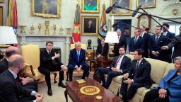 El presidente Donald Trump se reúne con el presidente francés Emmanuel Macron en la Oficina Oval de la Casa Blanca el 24 de febrero de 2025.