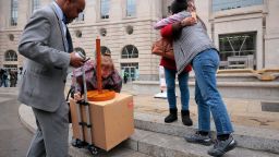 Exempleados de la Agencia de Estados Unidos para el Desarrollo recogen sus pertenencias personales en la sede de USAID el 27 de febrero, en Washington.