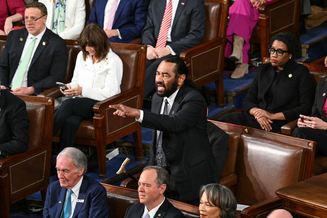 O deputado Al Green grita quando o presidente Donald Trump fala durante um discurso a uma sessão conjunta do Congresso na Câmara da Câmara do Capitólio dos EUA em Washington, DC, em 4 de março.