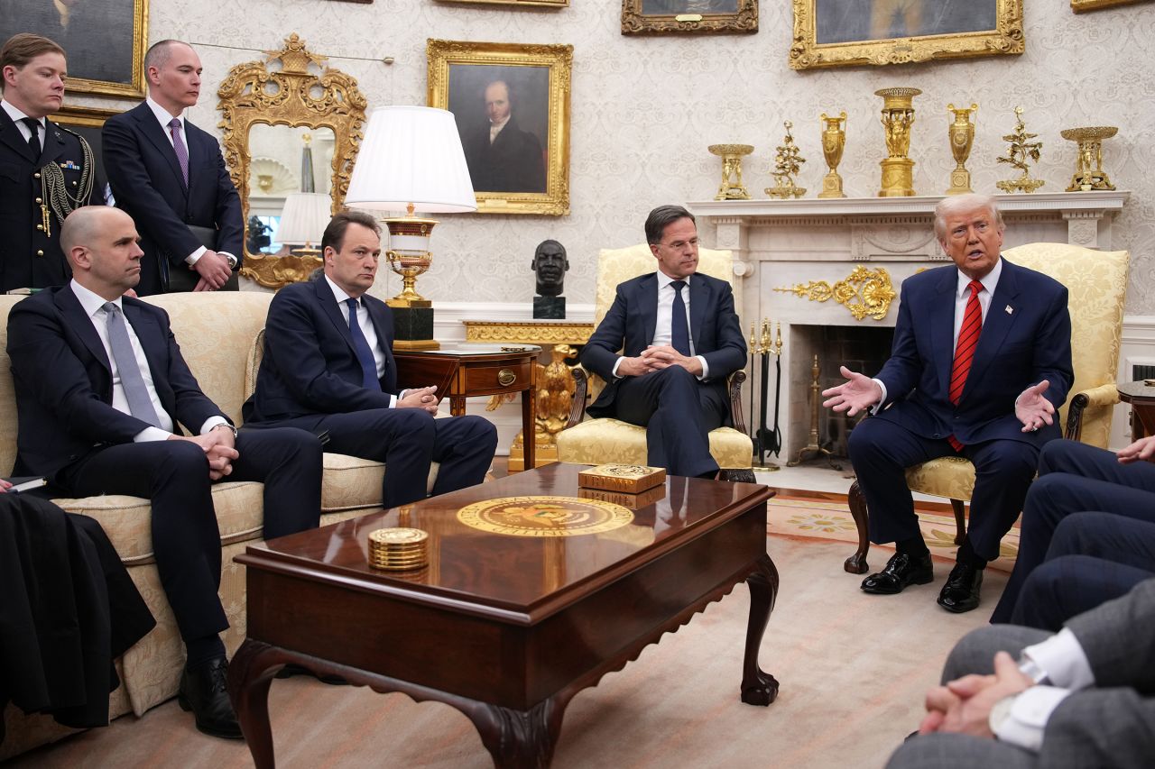 El director ejecutivo de la OTAN, Mark Latte, y el presidente de los Estados Unidos, Donald Trump, celebrarán una reunión el 13 de marzo de 2025 en la Oficina Oval de la Casa Blanca en Washington, DC.