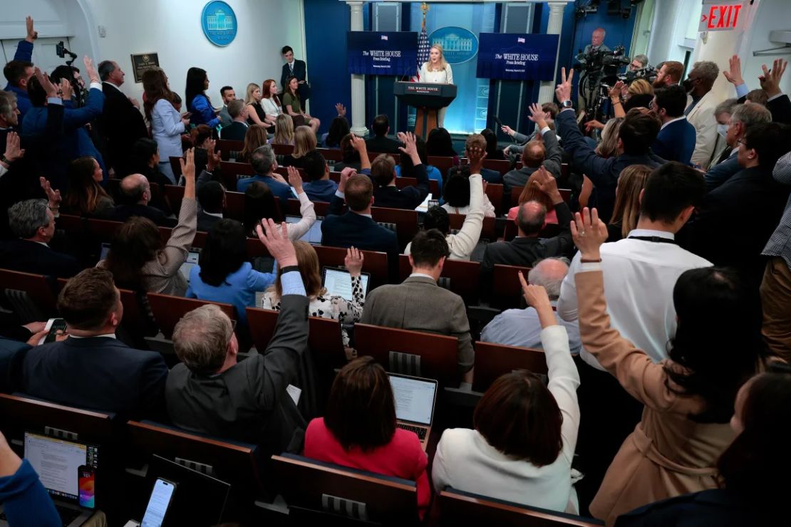 La secretaria de Prensa de la Casa Blanca, Karoline Leavitt, responde a las preguntas de los periodistas en la Casa Blanca el 19 de marzo en la ciudad de Washington.
