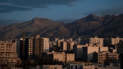 Vista de la capital, Teherán, Irán, el 31 de marzo al amanecer. Estados Unidos ha obtenido información de inteligencia que sugiere que Israel se prepara para atacar instalaciones nucleares iraníes, según informaron a CNN varios funcionarios estadounidenses familiarizados con la información más reciente.