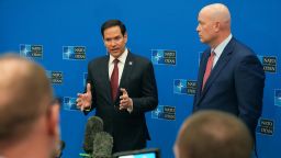 El secretario de Estado de EE.UU., Marco Rubio, a la izquierda, con el embajador de EE.UU. ante la OTAN, Matthew Whitaker, hablan con la prensa como parte de la reunión de ministros de Asuntos Exteriores de la Organización del Tratado del Atlántico Norte (OTAN) en Bruselas el 4 de abril.