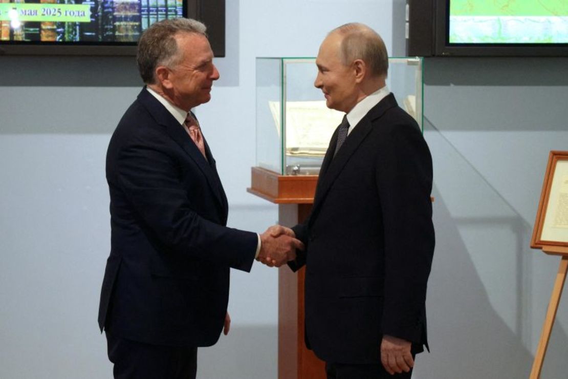 El presidente de Rusia, Vladimir Putin, estrecha la mano del enviado del presidente de EE.UU., Donald Trump, Steve Witkoff, durante una reunión en San Petersburgo el 11 de abril.