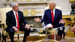El presidente Donald Trump, acompañado por el primer ministro de Israel, Benjamin Netanyahu, habla durante una reunión en la Oficina Oval de la Casa Blanca el 7 de abril en Washington.