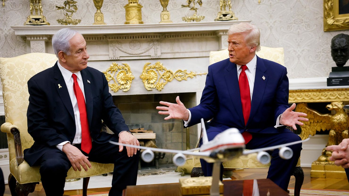 Tổng thống Donald Trump, cùng với Thủ tướng Israel Benjamin Netanyahu, phát biểu trong cuộc họp tại Phòng Bầu dục của Nhà Trắng vào ngày 7 tháng 4, tại Washington, DC.