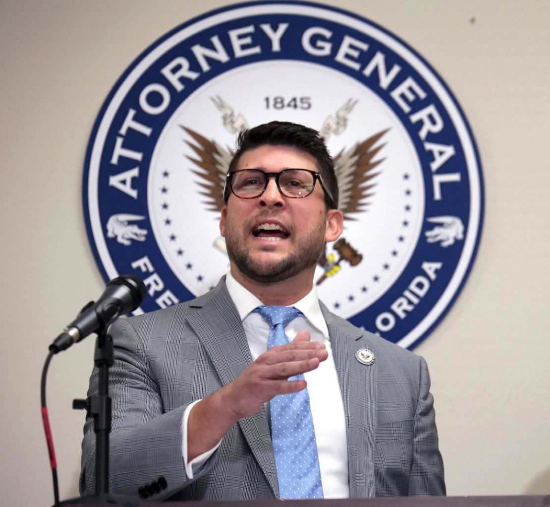 El fiscal general de Florida, James Uthmeier, durante una conferencia de prensa el 14 de abril.