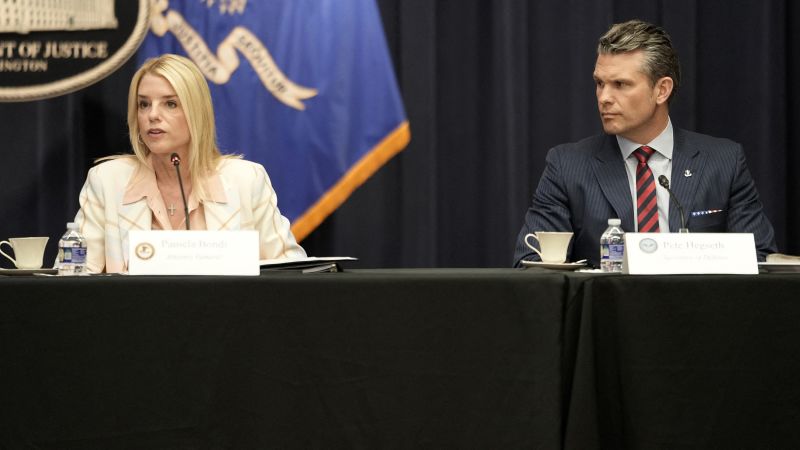Bondi и Hegseth може да се объркат-но те правят това, което Тръмп ги избра да направят 