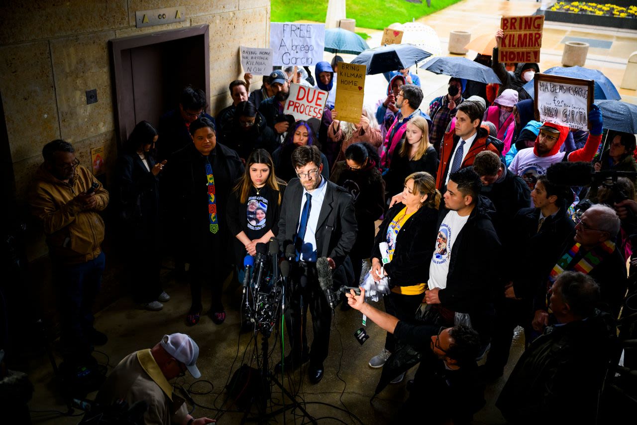 Simon Sandoval-Moshenberg, abogado adjunto de Kilmar Ábrego García, habla con los medios tras una audiencia en el Tribunal de Distrito de EE.UU. el 11 de abril en Greenbelt, Maryland.