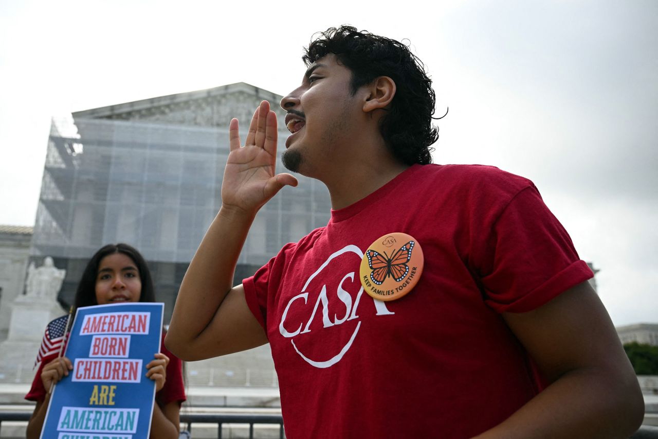 Después de escuchar el debate sobre la Orden de Washington, DC, el 15 de mayo, las personas participan en protestas fuera de la Corte Suprema de los Estados Unidos sobre el movimiento del presidente Donald Trump para poner fin a la ciudadanía de derecho de nacimiento.