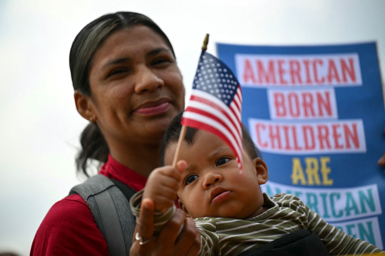 Olga Urbina y su hijo de nueve meses, Ares Webster, participan en un fuera de los Estados Unidos. Protesta la Corte Suprema por la orden en Washington, D.C., el 15 de mayo de 2025, contra el movimiento del presidente Donald Trump para poner fin a la ciudadanía de nacimiento de nacimiento. 