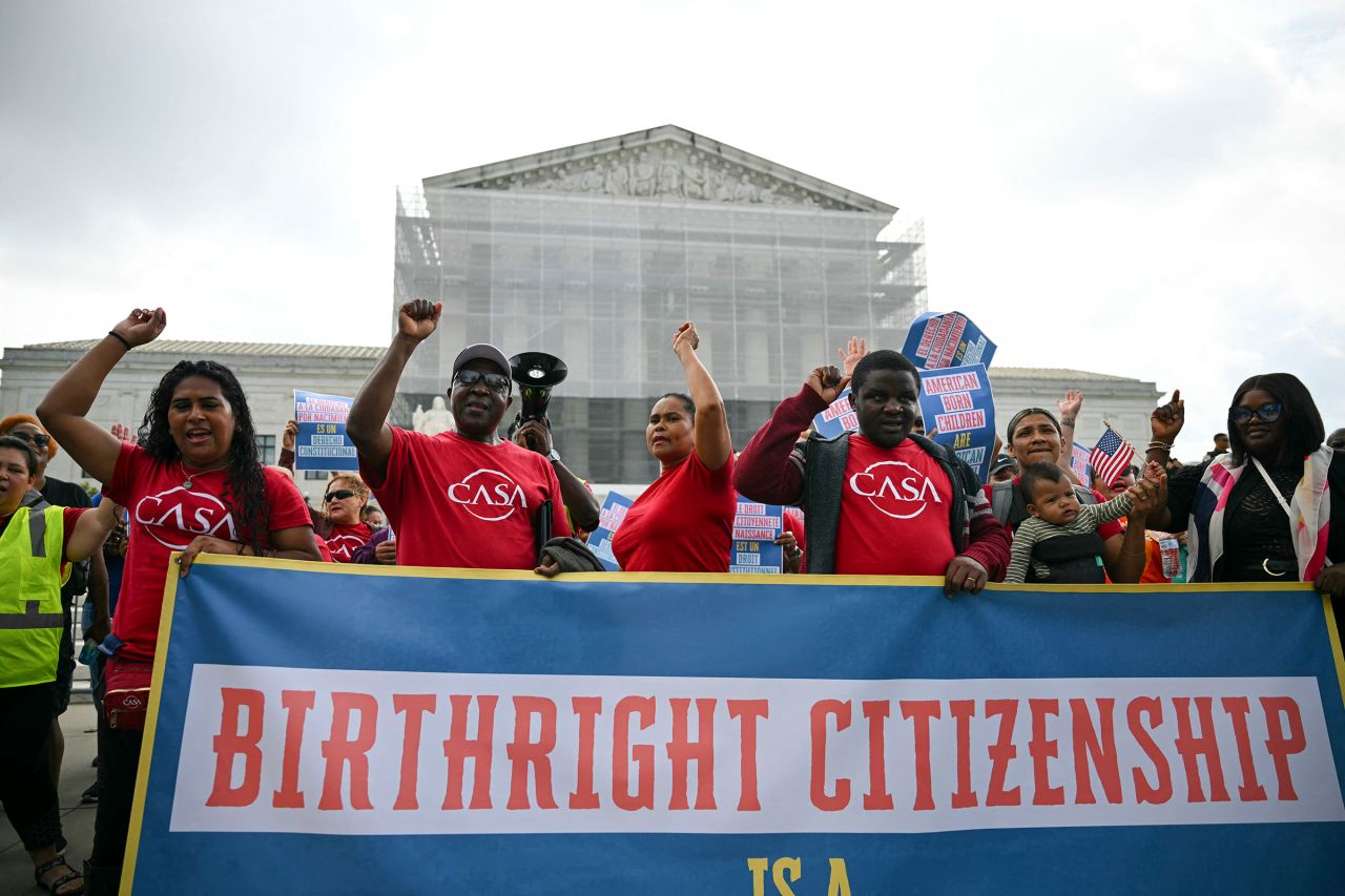 La gente celebra pancartas mientras el tribunal escucha el debate sobre la orden en Washington, D.C., el 15 de mayo, protestas fuera de la Corte Suprema de los Estados Unidos por el movimiento para poner fin a su nacimiento.