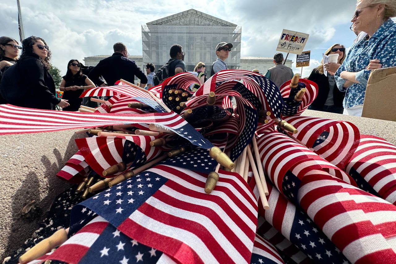 La bandera de los Estados Unidos se ve durante un fuera de los Estados Unidos. Protesta la Corte Suprema por la orden en Washington, D.C., el 15 de mayo, por el movimiento de la corte para poner fin a la ciudadanía de derecho de nacimiento.