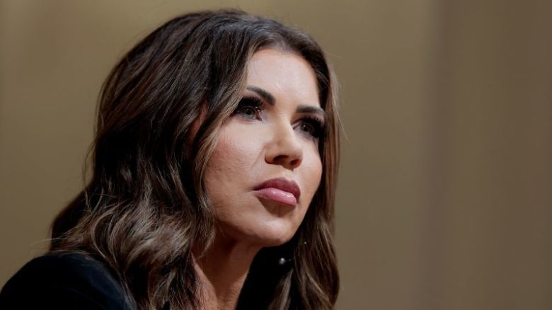 La secretaria de Seguridad Nacional de EE.UU., Kristi Noem, habla durante una audiencia con el Comité de Seguridad Nacional de la Cámara de Representantes en el Capitolio el 14 de mayo en Washington.