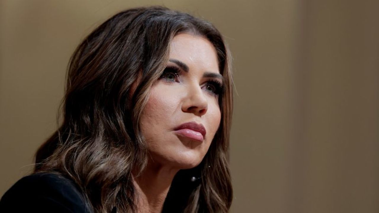 La secretaria de Seguridad Nacional de EE.UU., Kristi Noem, habla durante una audiencia con el Comité de Seguridad Nacional de la Cámara de Representantes en el Capitolio el 14 de mayo en Washington.