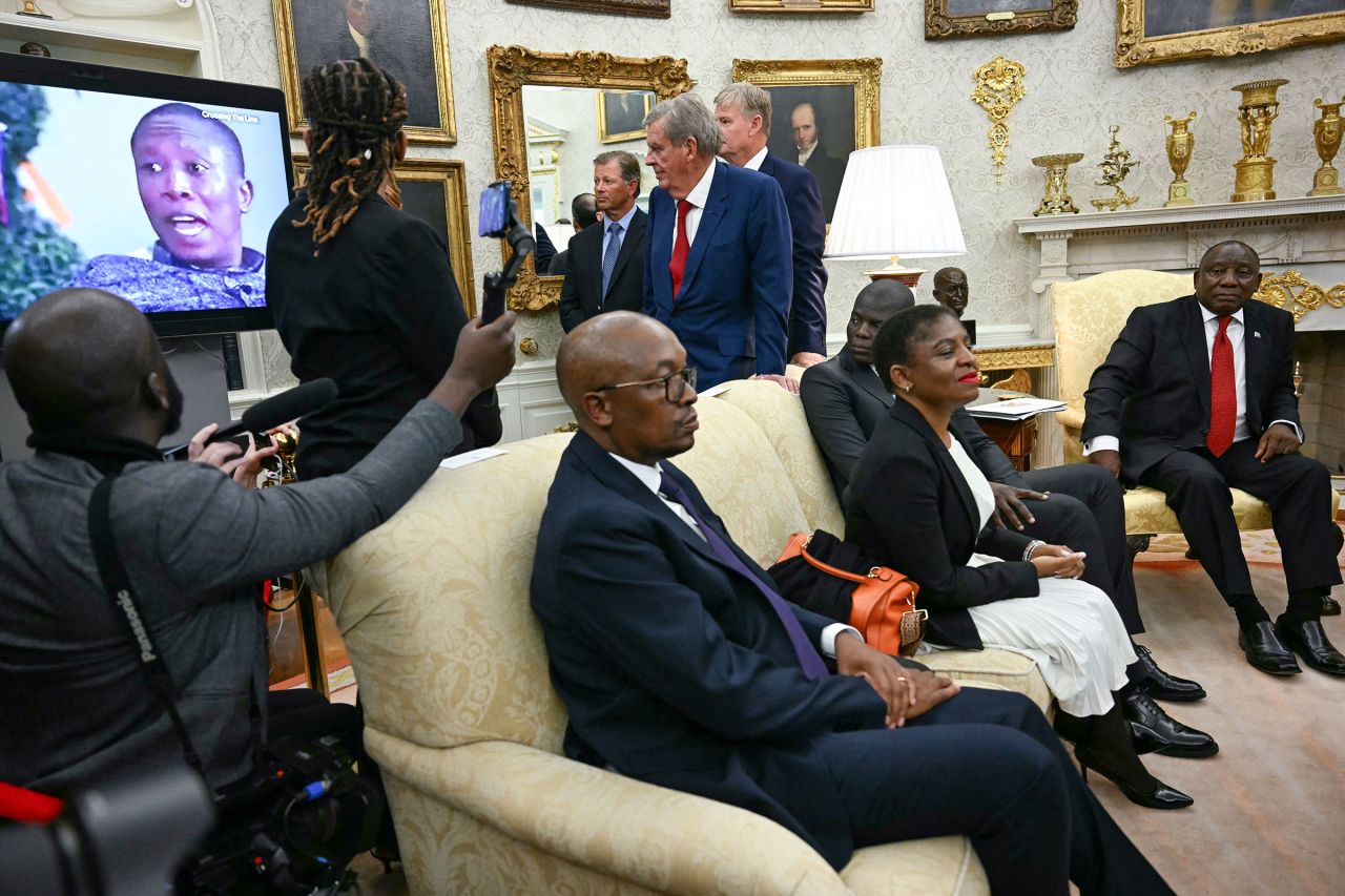 El video se reproducirá como el presidente sudafricano Cyril Ramaphosa observa mientras se reúne al presidente Donald Trump en la Oficina Oval de la Casa Blanca en Washington, DC, el 21 de mayo.
